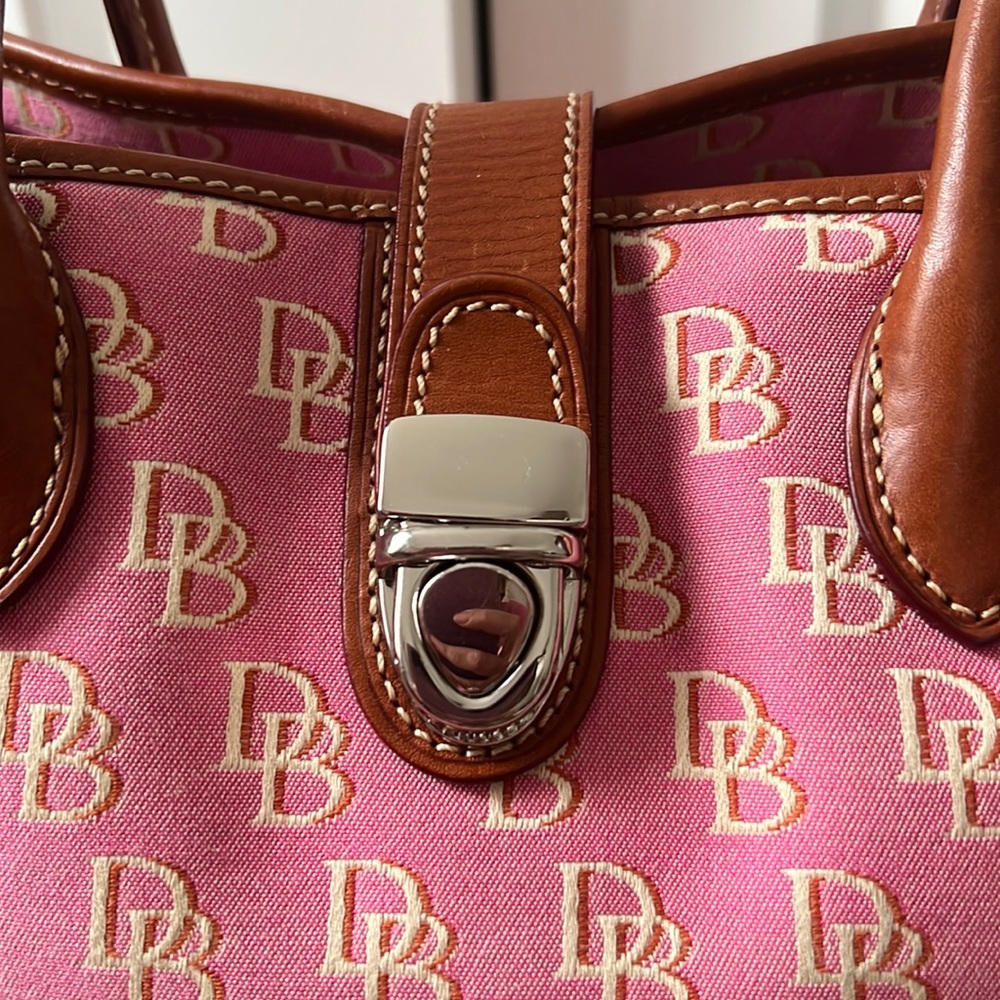 Dooney & BOURKE Pink Signature Canvas/Leather Trim Shoulder Bag - Picture 4 of 8